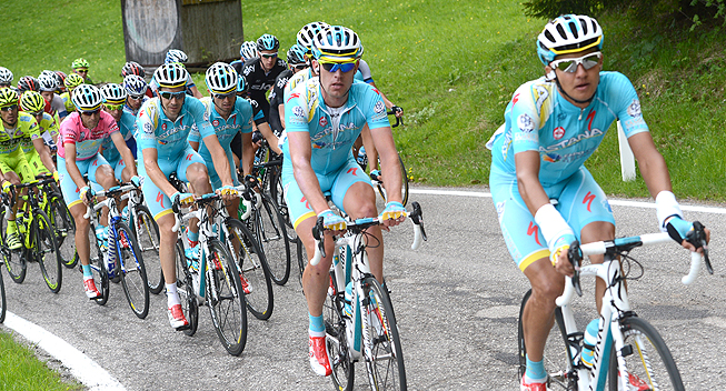 Giro2013 11 etape Astana kontrollerer