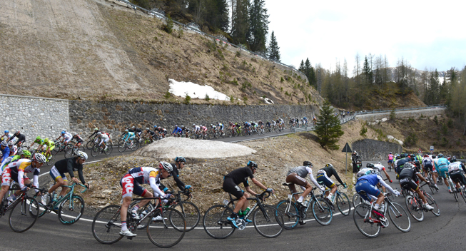 Giro2013 11 etape peloton nedad