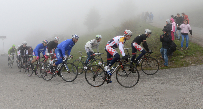 Giro2013 14 etape peloton elendigt vejr