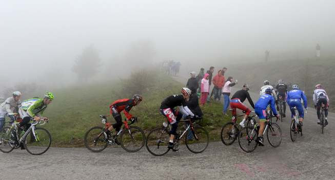 Giro2013 14 etape peloton elendigt vejr 