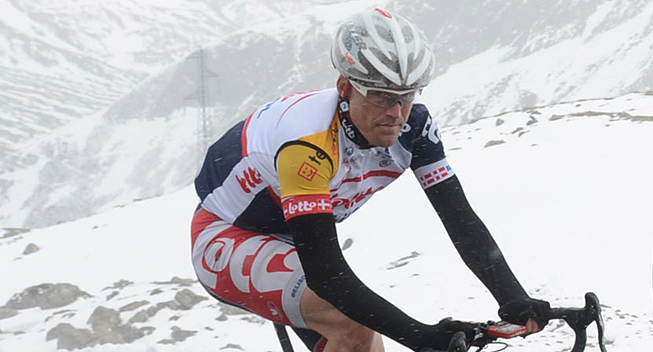 Giro2013 15 etape Lars Bak i sneen 