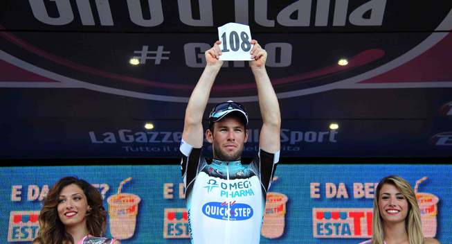Giro2013 6 etape Mark Cavendish hylder Wouter Weylandt