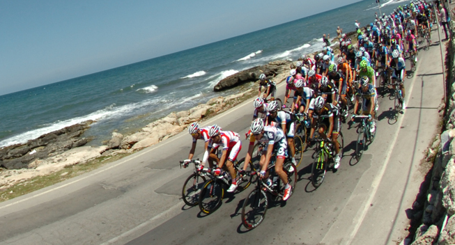 Giro2013 6 etape peloton ved kysten