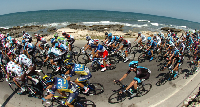 Giro2013 6 etape peloton ved kysten 