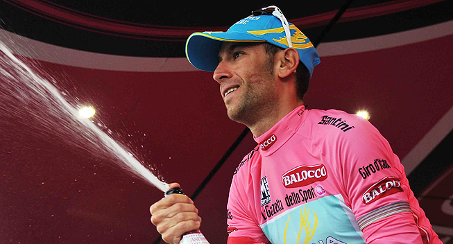Giro2013 9 etape Vincenzo Nibali podiet