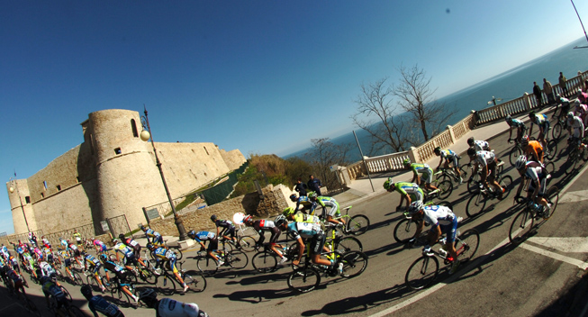 Tirreno-Adriatico 5 etape peloton 