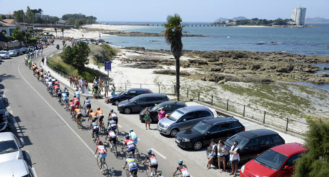 Vuelta 2013 2 etape peloton Galicia