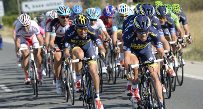 Vuelta 2013 17 etape Team Saxo - Tinkoff arbejder sidevind