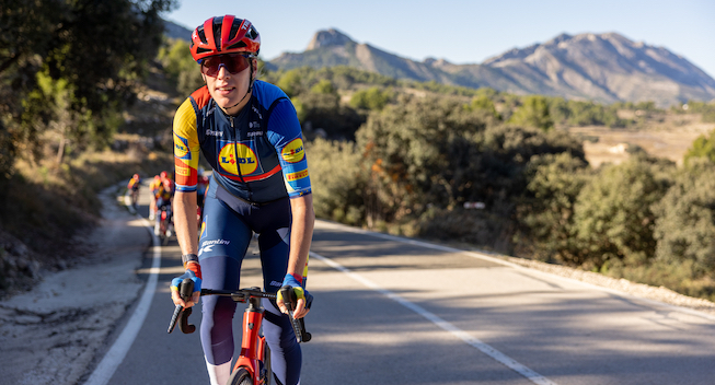 Lidl-Trek trodser styrt og vinder i dramatisk Vuelta-åbning