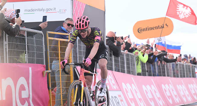 Tysk bjergged kæmper sig til stor Giro-etapesejr