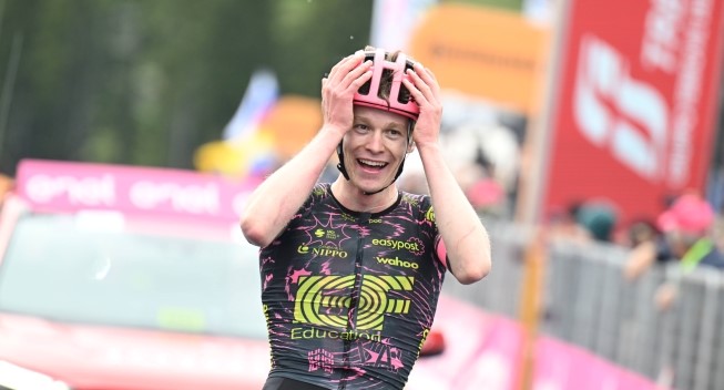 Tysk bjergged kæmper sig til stor Giro-etapesejr