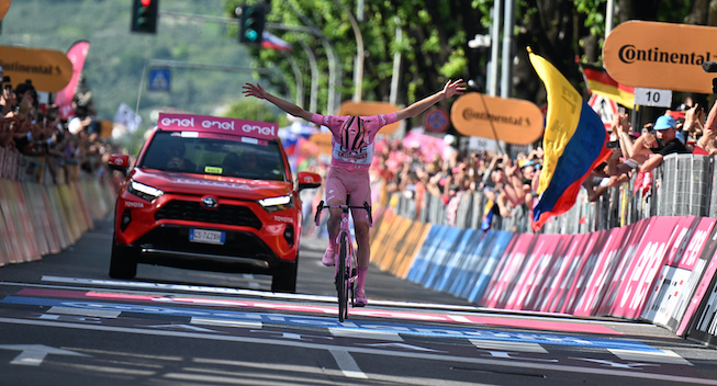 Tadej Pogacar snupper historisk etapesejr i Giroen