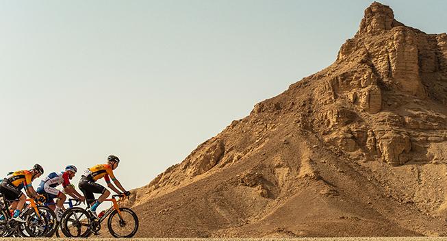 Saudi_Tour_2020_4_etape_peloton_panorama_653x352