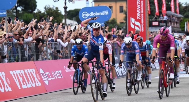 Stjernesprinter tager sejren i vild Giro-afslutning